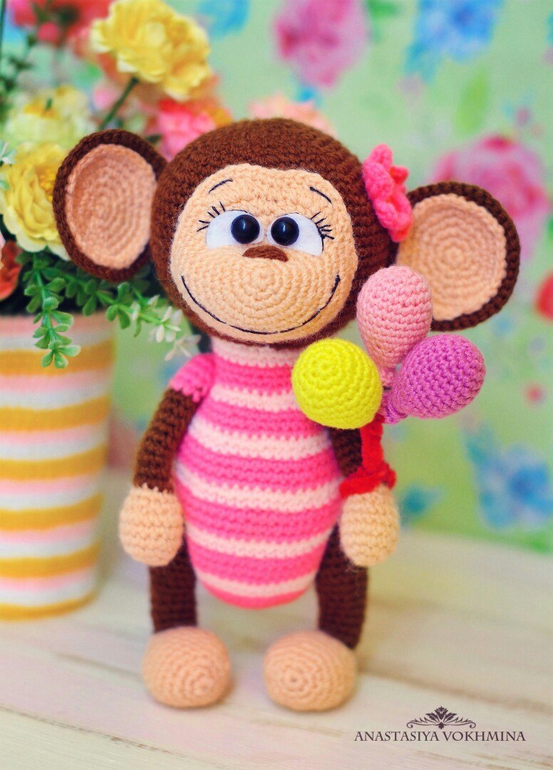 Вязаная игрушка обезьянка
