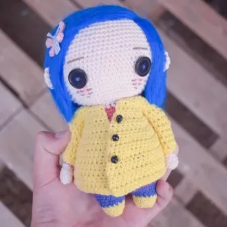 Кукла Коралина в плаще
