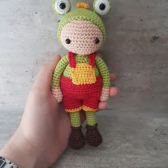 Мальчик в костюме лягушонка