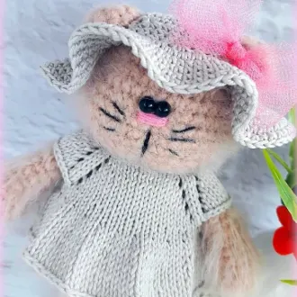 Кошечка в платье и шляпе