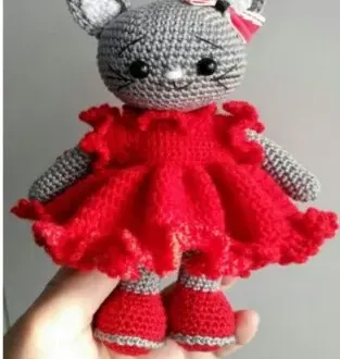 Кошечка в платье
