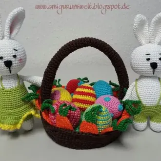 Кролики пасхальные с корзинкой яиц
