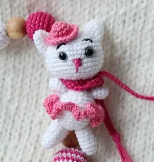 Маленькая кошка в юбке