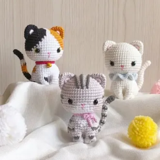 Маленький белый котёнок