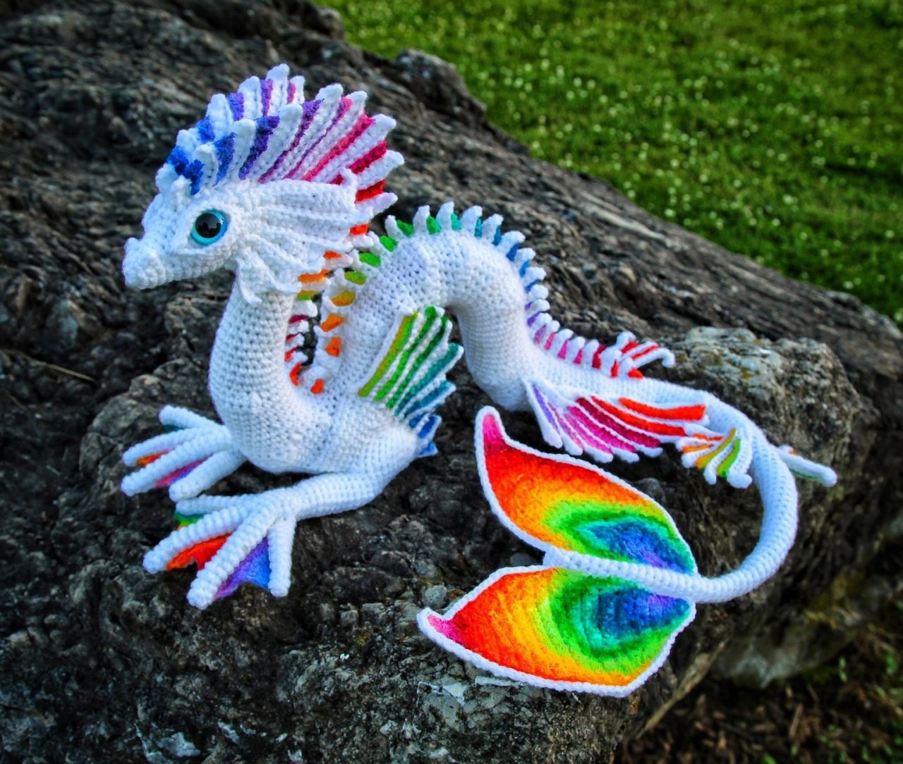 Радужный бумажный дракон