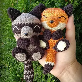 Маленькие енот и лисичка