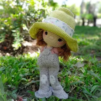 Кукла в шляпке