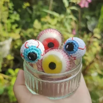 Жуткий аксессуар хэллоуинской тематики — глаза