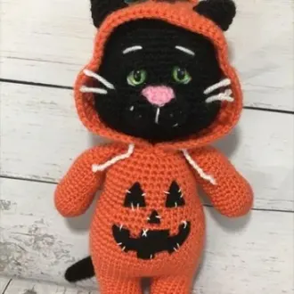 Котик в костюме на Хэллуин