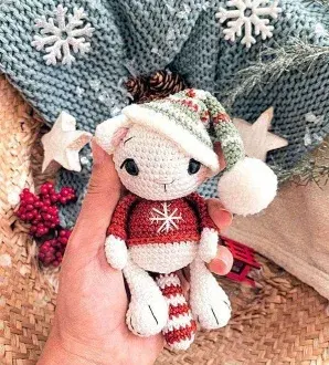 Маленький котёнок-помощник Санты