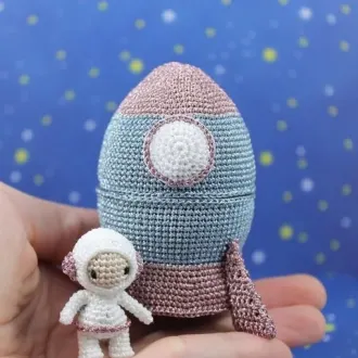 Космонавт и ракета