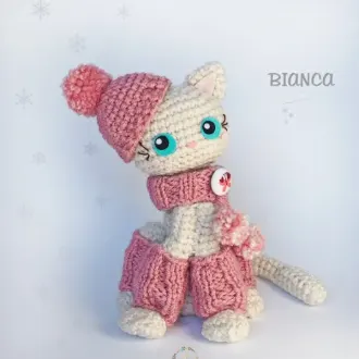 Кошечка в шапочке