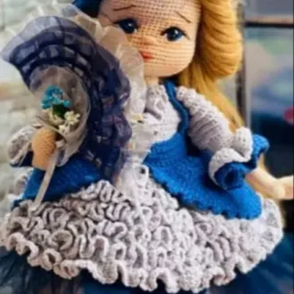 Кукла в бальном платье с веером