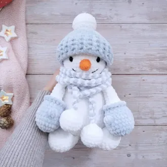 Снеговик в шапке и варежках