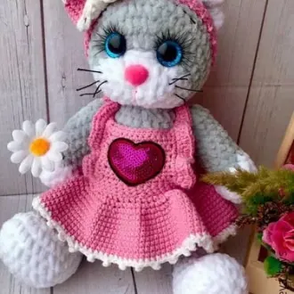 Кошечка в розовом платье