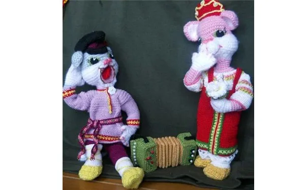 Кот с гармошкой и кошка певица