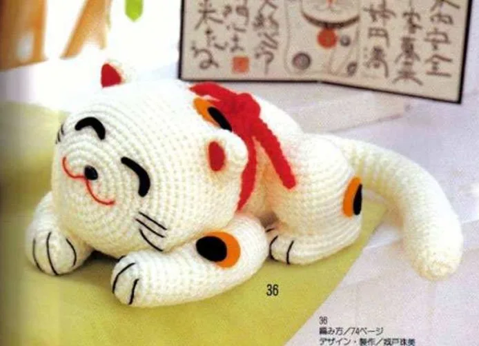 Хитрый белый кот